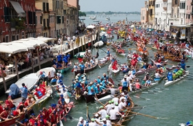 A velencei Regatta: Történelem, pompa és verseny a Canal Grandén